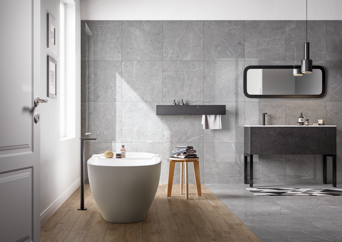 Modernes Badezimmer mit Badewanne. Holzoptik und grauer Marmor für ein klassisches luxuriöses Bad - Inspirationen Iperceramica