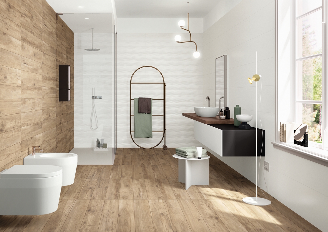 Bagno moderno minimal bagno-stretto-lungo. Doccia, effetto legno, toni di beige e bianco - Ambienti Iperceramica