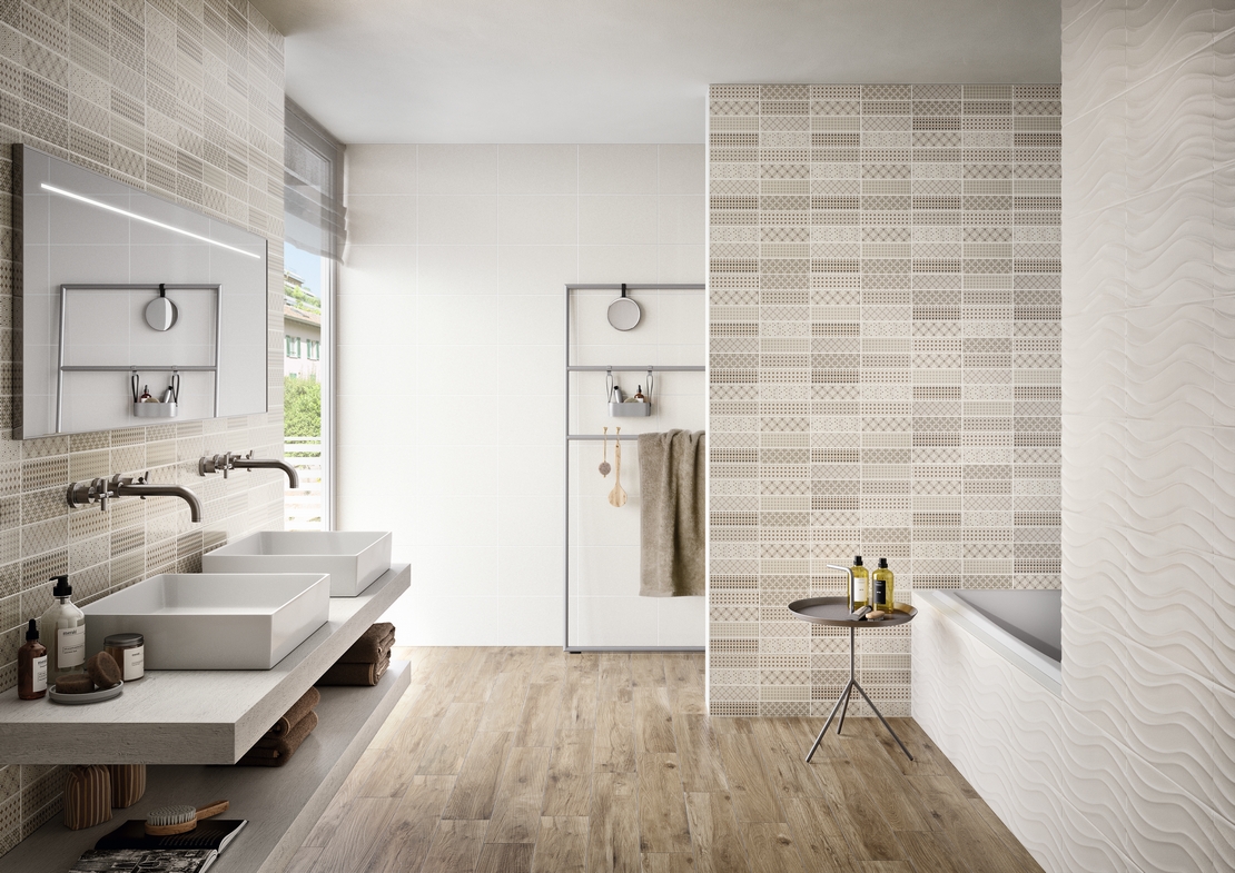 Salle de bains moderne avec baignoire. Imitation bois rustique et style vintage en beige et blanc. - Inspirations Iperceramica