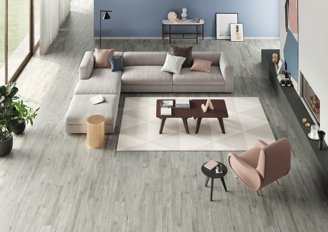 Soggiorno moderno open space blu, pavimento gres effetto legno grigio minimale - Ambienti Iperceramica