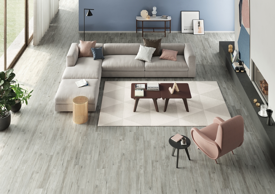 Modernes, blaues, offenes Wohnzimmer: minimalistisches graues Feinsteinzeug in Holzoptik - Inspirationen Iperceramica
