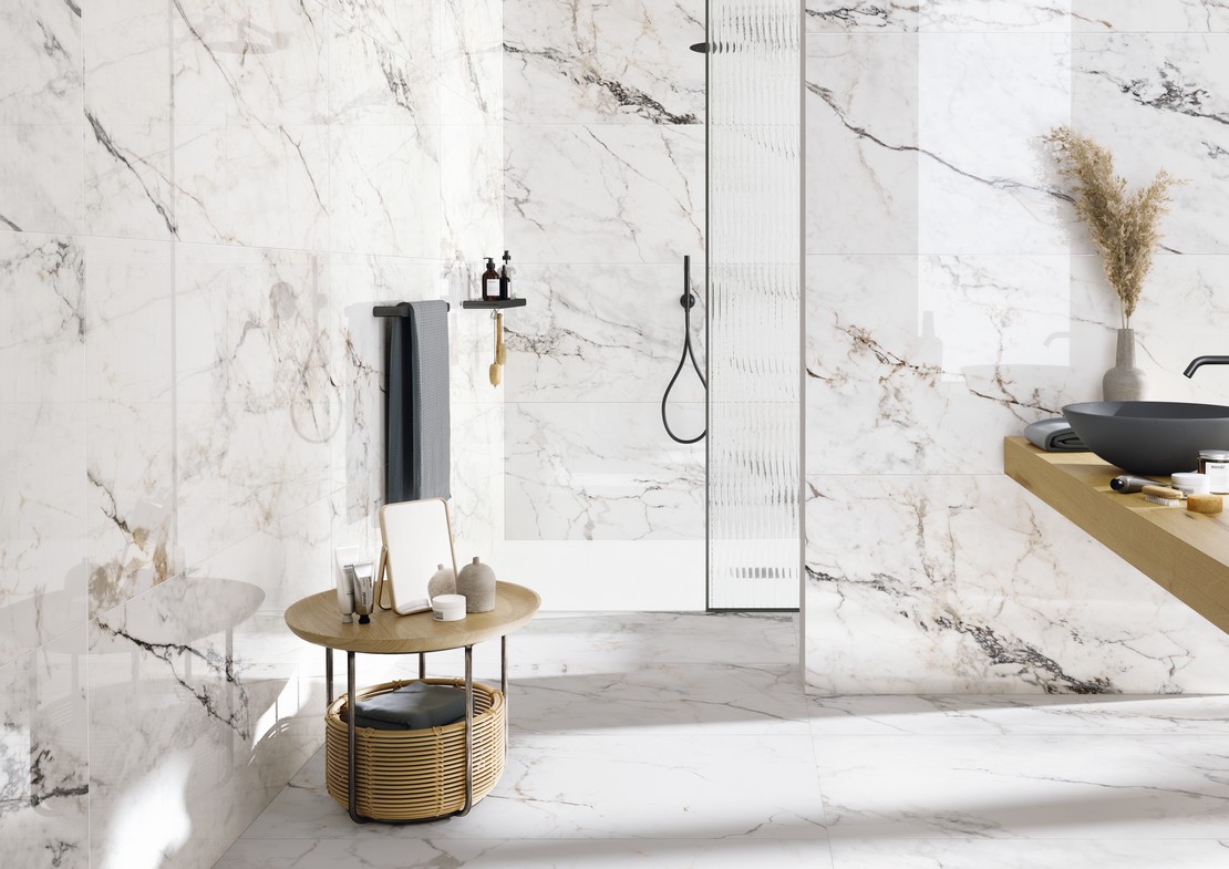 Salle de bains moderne classique avec douche et sol effet marbre blanc de luxe - Inspirations Iperceramica