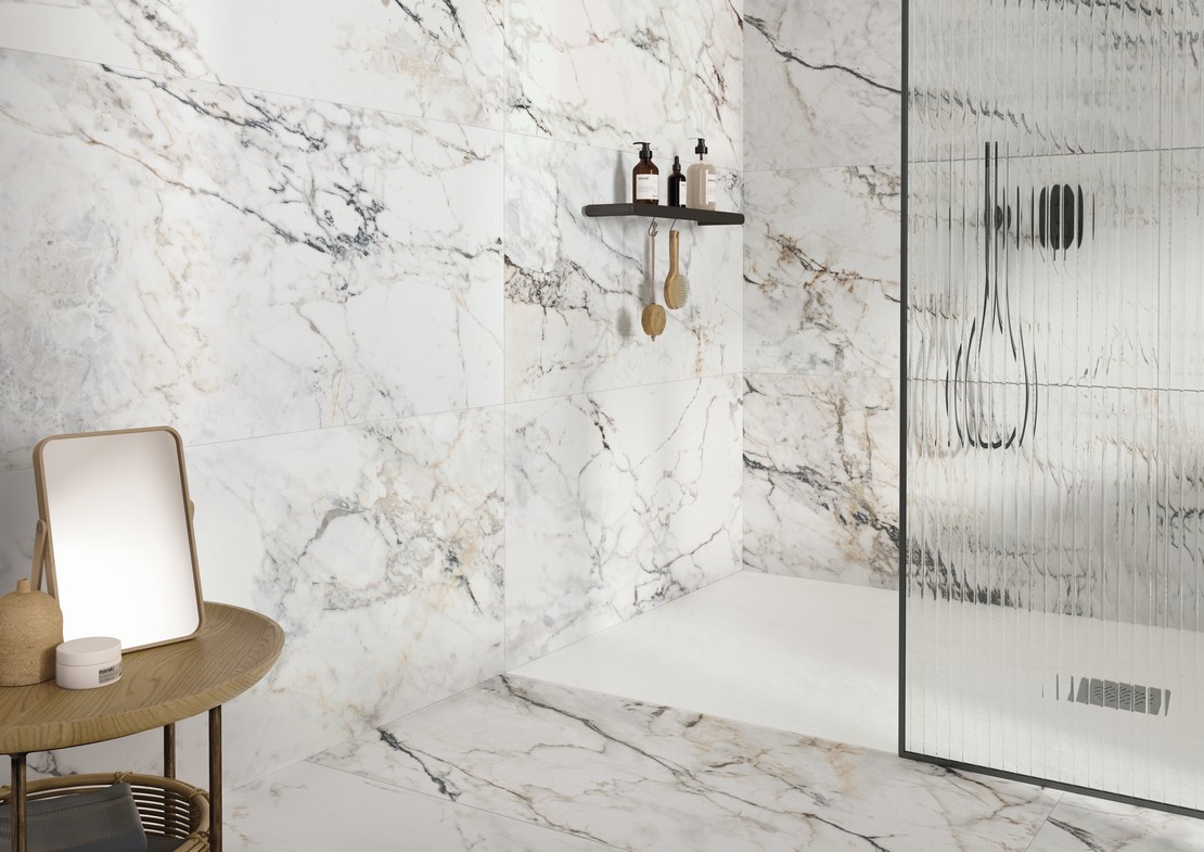 Modernes Badezimmer mit Boden-und Wandfliesen Marmoroptik Weiß - Inspirationen Iperceramica