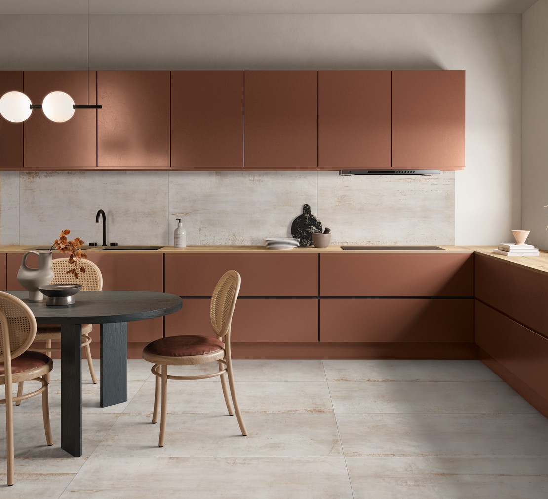 Cucina moderna di lusso minimal in stile industrial effetto cemento bianco - Ambienti Iperceramica