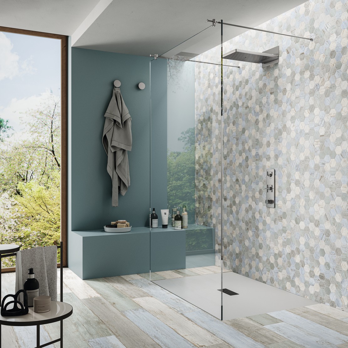 Salle de bains moderne rustique avec douche, sol imitation bois gris et mur bleu - Inspirations Iperceramica