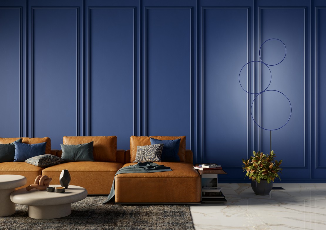 Soggiorno moderno con boiserie e pavimento effetto marmo - Ambienti Iperceramica