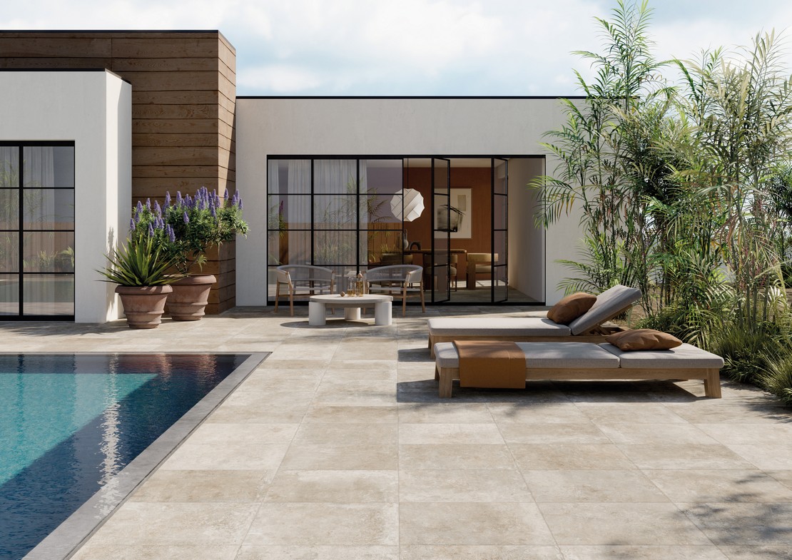 Extérieur moderne avec piscine et carrelage imitation pierre - Inspirations Iperceramica