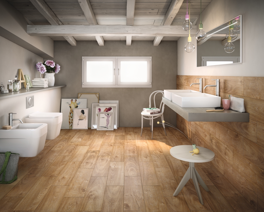 Petite salle de bains, en longueur. Imitation bois beige rustique pour une touche vintage. - Inspirations Iperceramica