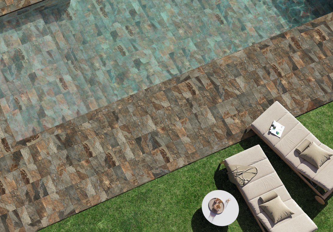Giardino moderno con piscina e pavimento effetto pietra - Ambienti Iperceramica