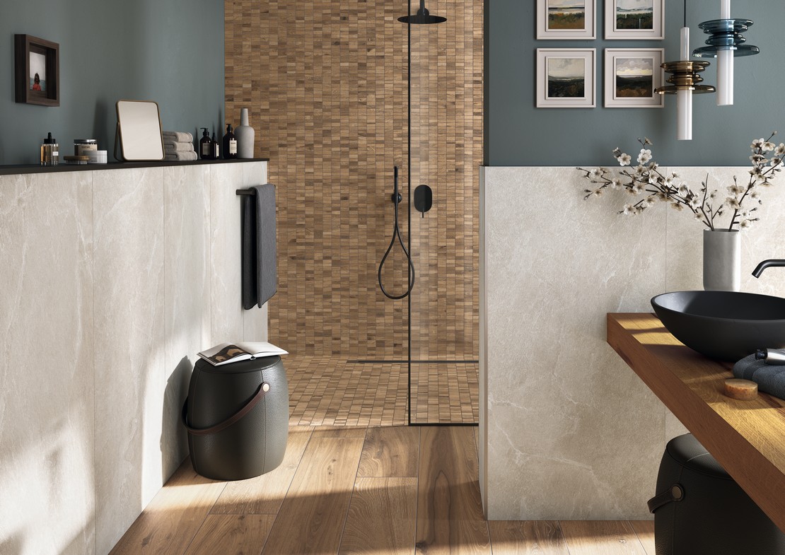 Salle de bains moderne avec douche en mosaïque et carrelage grès cérame effet bois marron - Inspirations Iperceramica