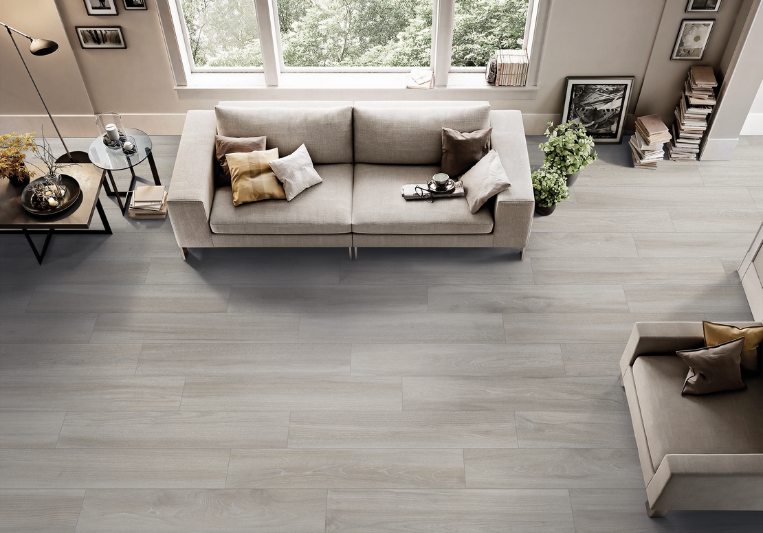 Séjour moderne minimaliste : sol en grès cérame imitation bois gris chic. - Inspirations Iperceramica