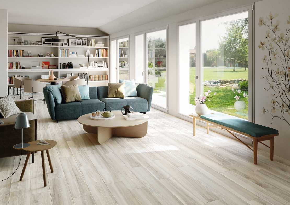 Soggiorno moderno, pavimento gres effetto legno sui toni del beige e bianco - Ambienti Iperceramica