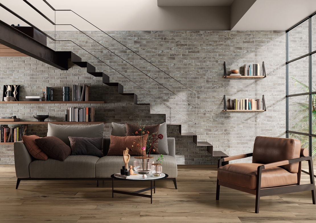 Modernes Wohnzimmer: Boden aus Holzoptik und Verkleidung in grau-beiger Maueroptik - Inspirationen Iperceramica