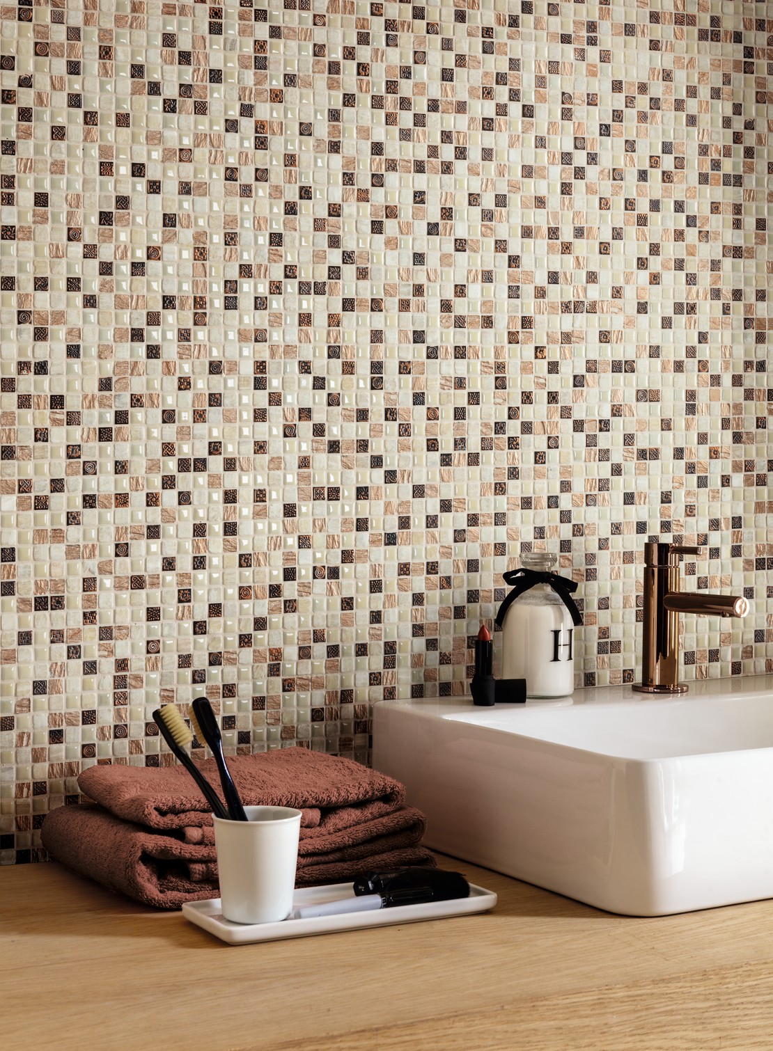 Salle de bains moderne avec une mosaïque aux tons brun et ambré  - Inspirations Iperceramica