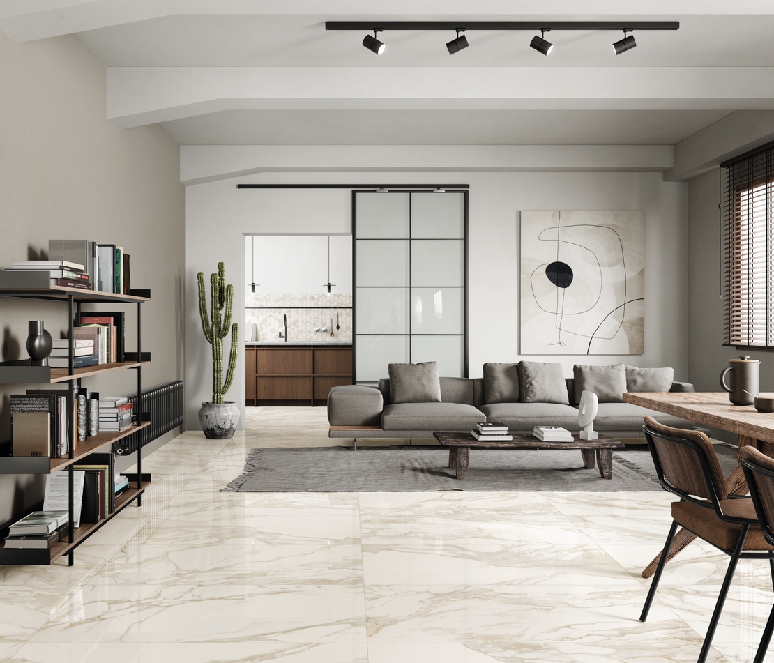 Elegantes Wohnzimmer: Weiß glänzender Feinsteinzeug-Boden mit Marmoroptik für einen Hauch von Luxus - Inspirationen Iperceramica