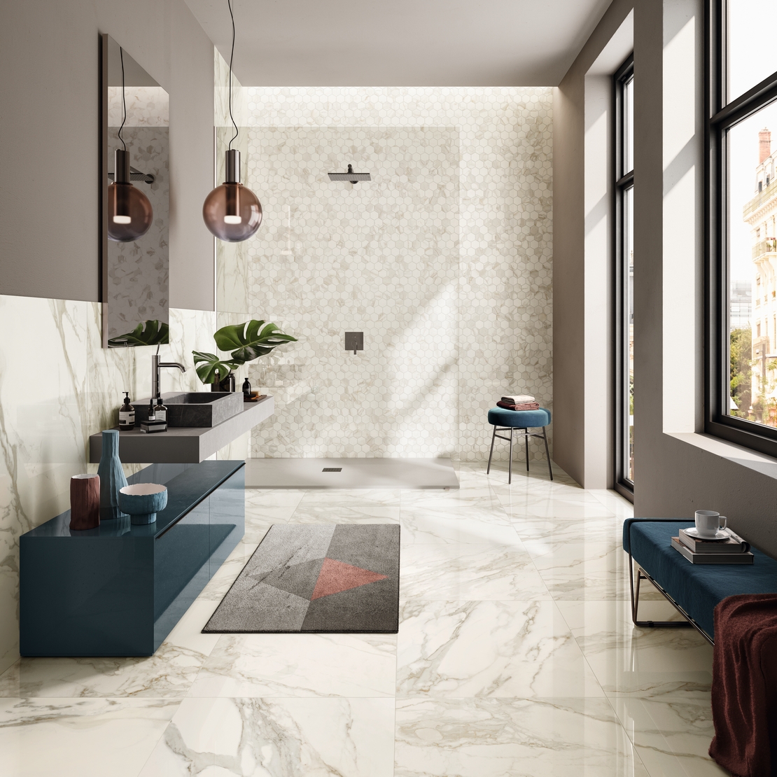 Bagno moderno con doccia. Mosaico ed effetto marmo calacatta: un classico di lusso - Ambienti Iperceramica