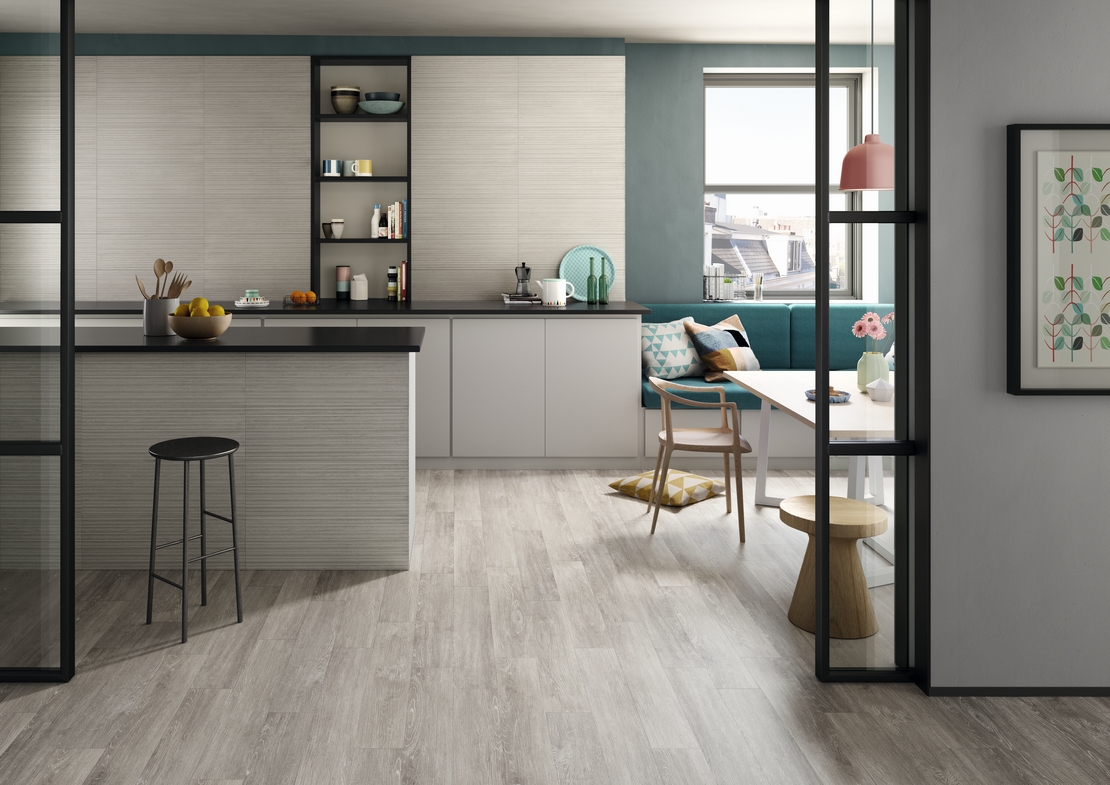 Moderne Küche mit Halbinsel im Wohnzimmer: Holzoptik für einen minimalistischen Stil - Inspirationen Iperceramica