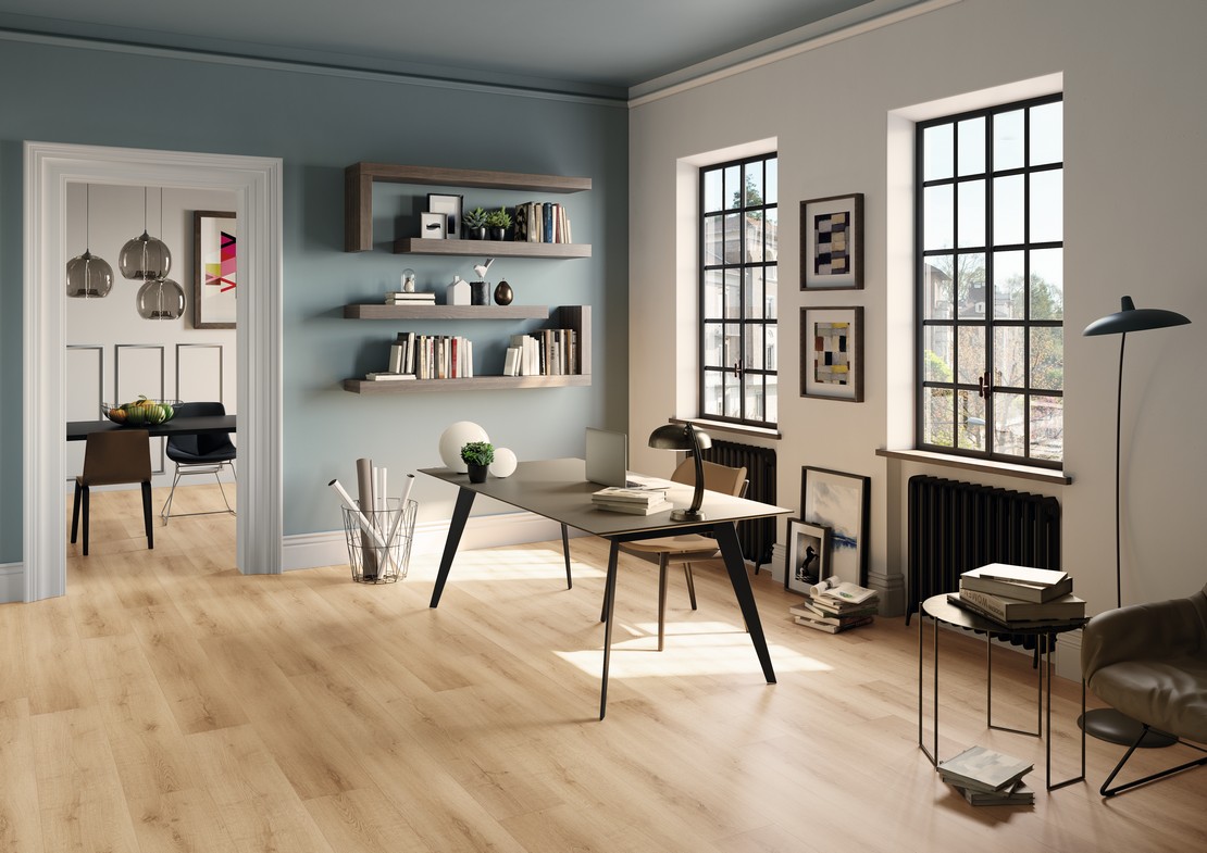 Studio ufficio moderno con pavimento effetto legno chiaro - Ambienti Iperceramica