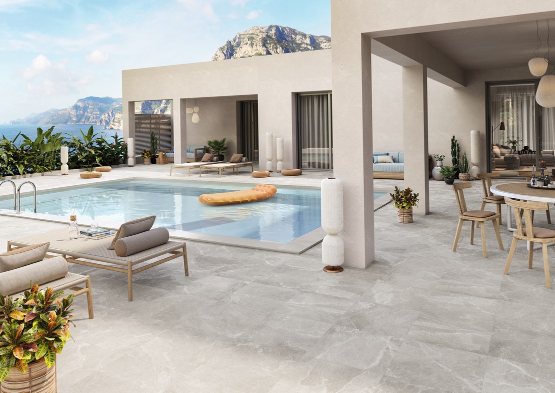 Extérieur moderne avec piscine, sol effet pierre grise - Inspirations Iperceramica