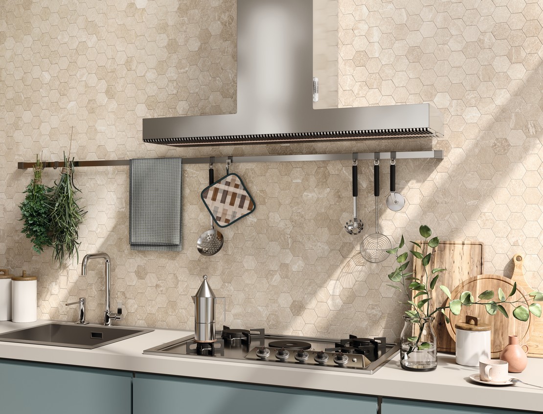 Cuisine classique avec mosaïque effet pierre beige - Inspirations Iperceramica