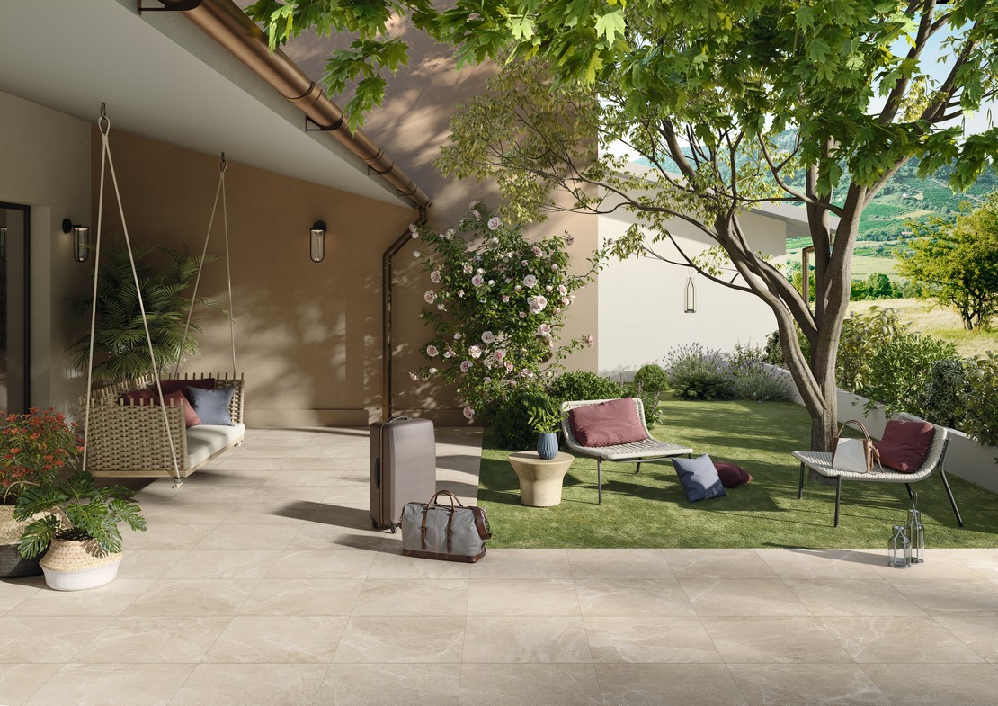 Außenbereich mit Garten und Boden Steinoptik Beige - Inspirationen Iperceramica