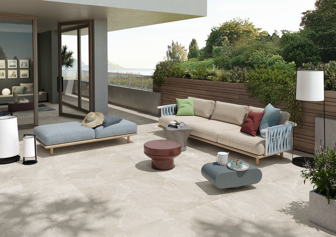 Moderne Terrasse mit Boden Steinoptik Weiß - Inspirationen Iperceramica