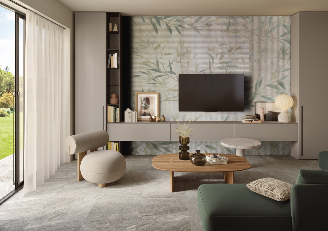 Kleines modernes Wohnzimmer mit Boden in Quarzit-Optik und Tapete - Inspirationen Iperceramica