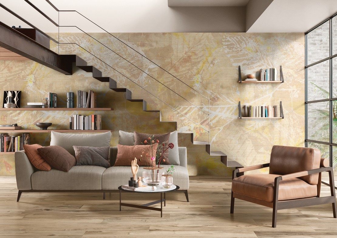 Salon moderne et industriel avec papier peint et sol effet bois - Inspirations Iperceramica