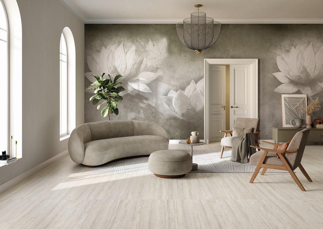 Soggiorno moderno ed elegante minimal con pavimento effetto legno chiaro e pareti con carta da parati  - Ambienti Iperceramica