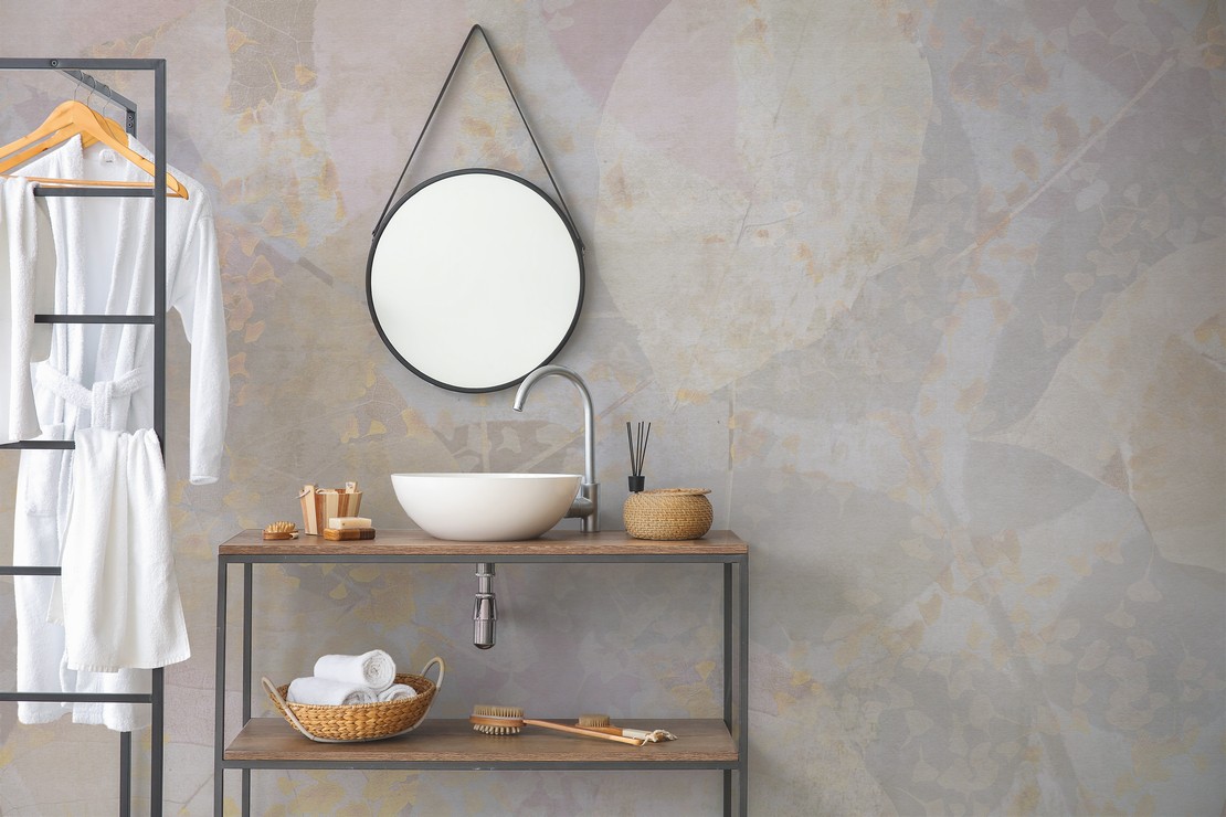 Salle de bains moderne avec papier peint - Inspirations Iperceramica