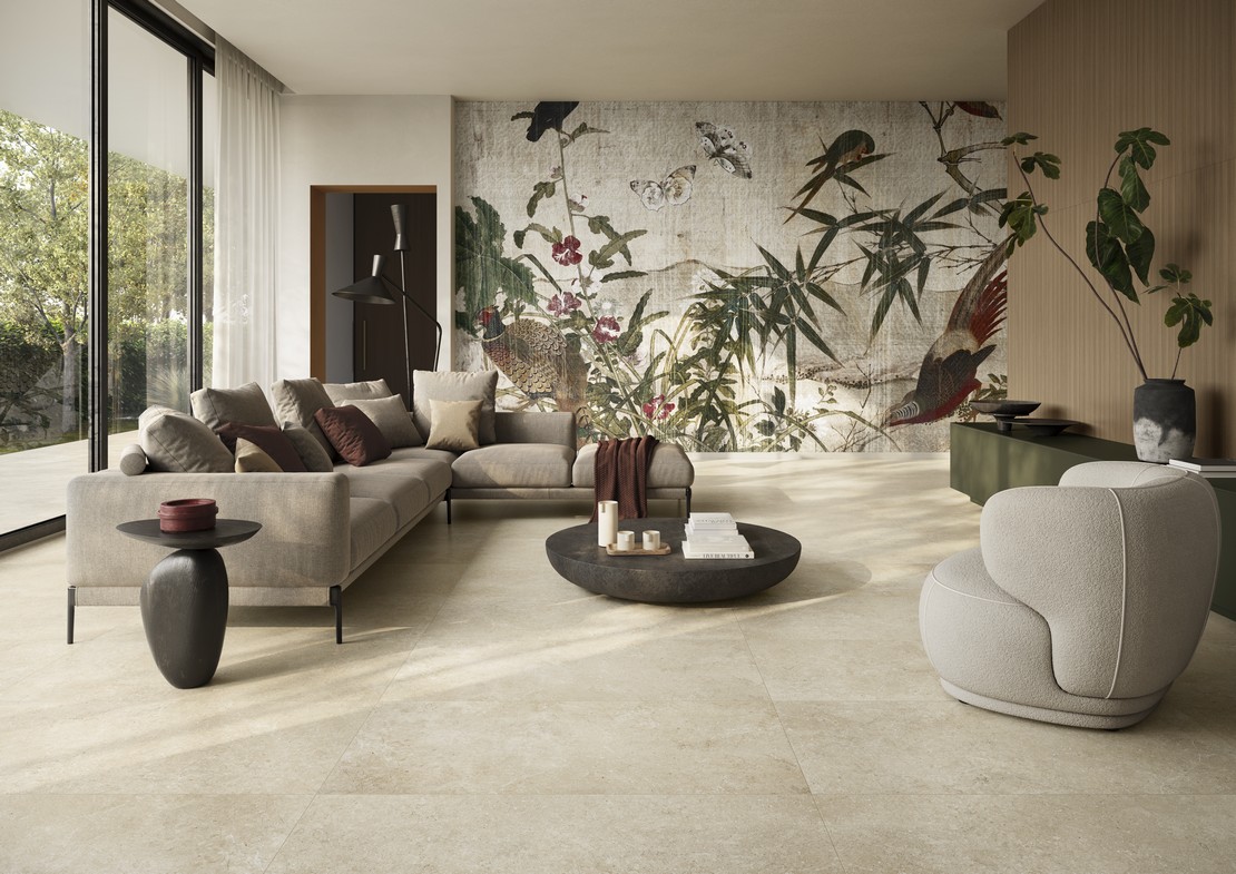 Elegantes und modernes Wohnzimmer in neutralen Farben mit Tapete und Steinoptik Boden - Inspirationen Iperceramica