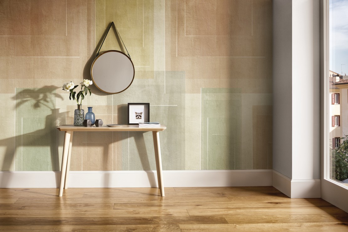 Classic, minimalist entrance with colorful wallpaper and wood-effect flooring
