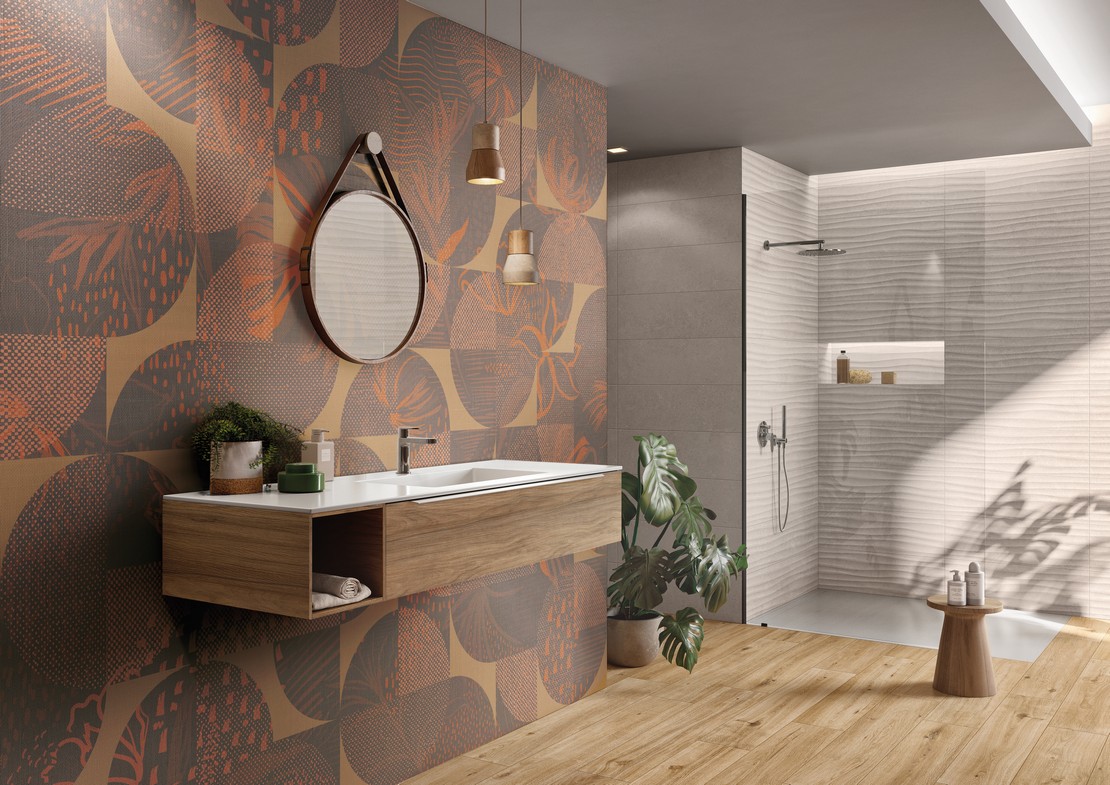 Salle de bains moderne avec douche effet pierre, sol imitation bois et papier peint - Inspirations Iperceramica