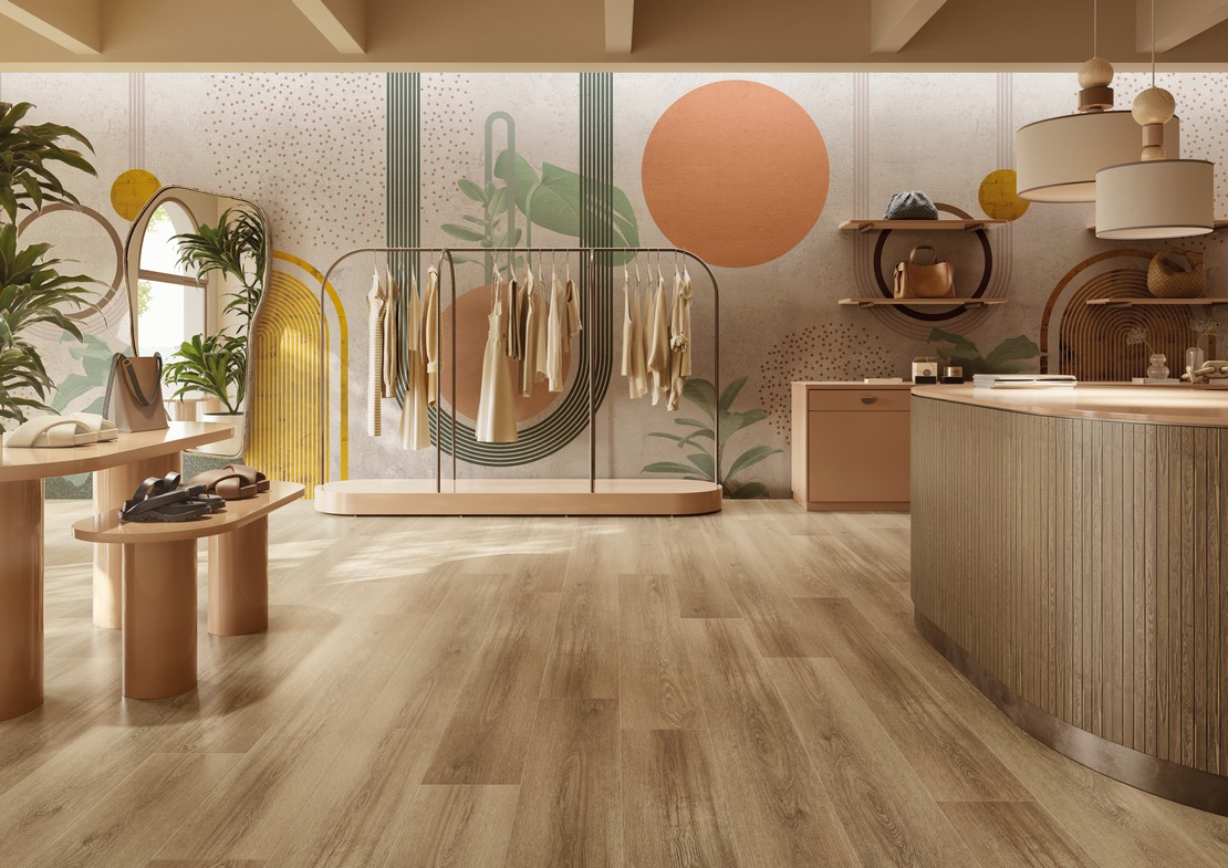 Modernes Bekleidungsgeschäft mit Holzoptikboden und farbigen Tapeten - Inspirationen Iperceramica