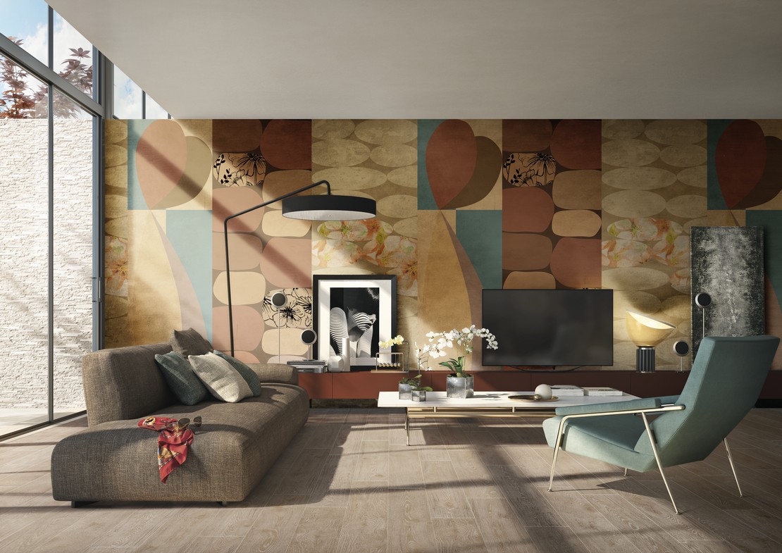 Salon moderne avec baie vitrée, sol imitation bois brun et papier peint. - Inspirations Iperceramica