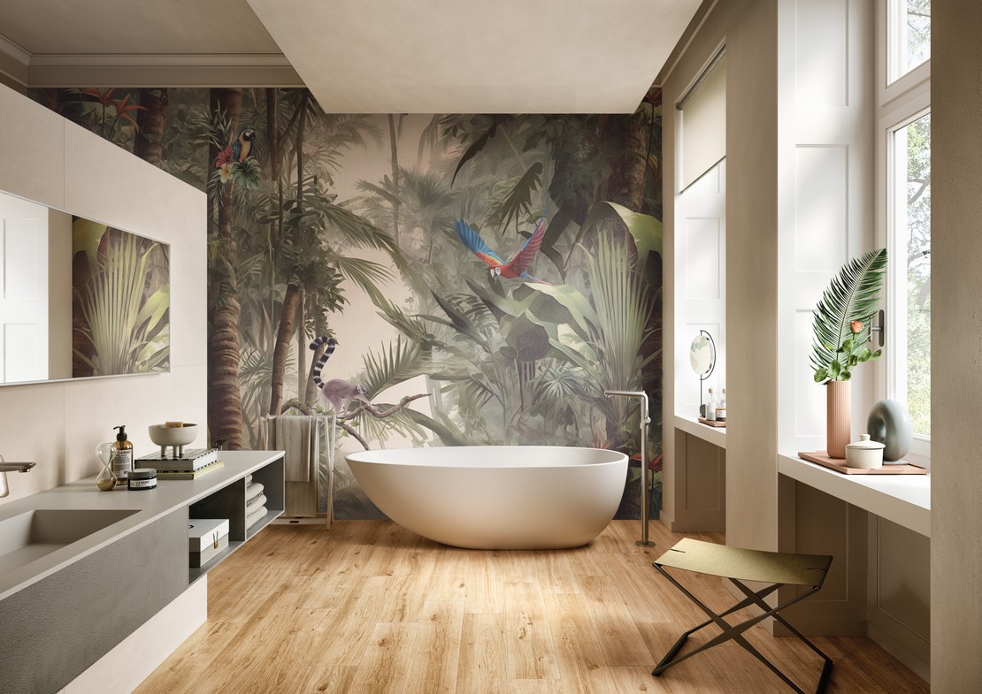 Salle de bains moderne luxueuse avec baignoire, sol effet bois et papier peint - Inspirations Iperceramica
