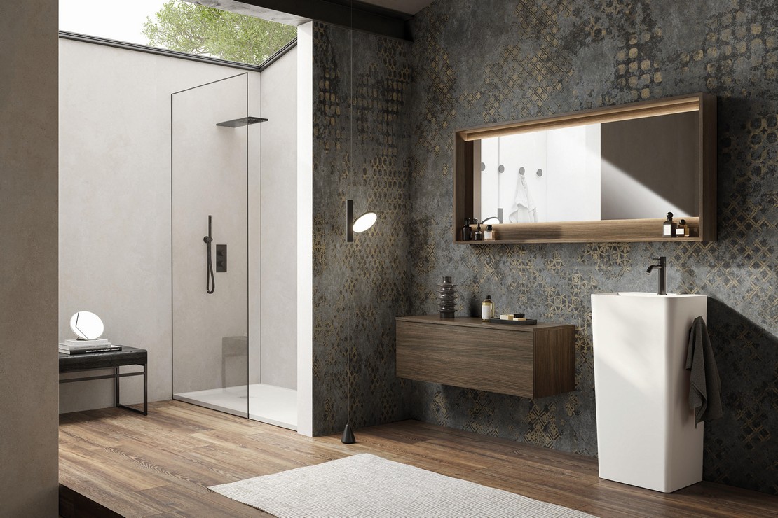 Salle de bains moderne avec douche, sol imitation bois et papier peint - Inspirations Iperceramica