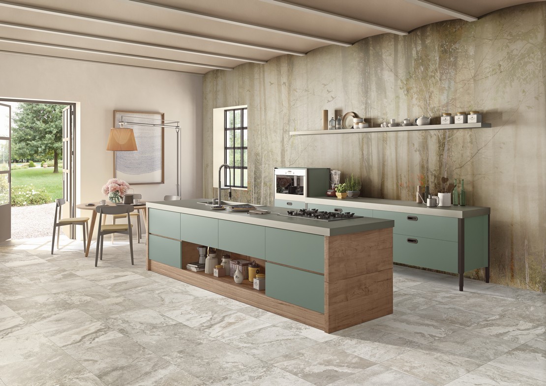 Vintage-Rustikale Küche mit offener Insel. Tapeten am Wand und  Bodenfliesen im Steinoptik - Inspirationen Iperceramica