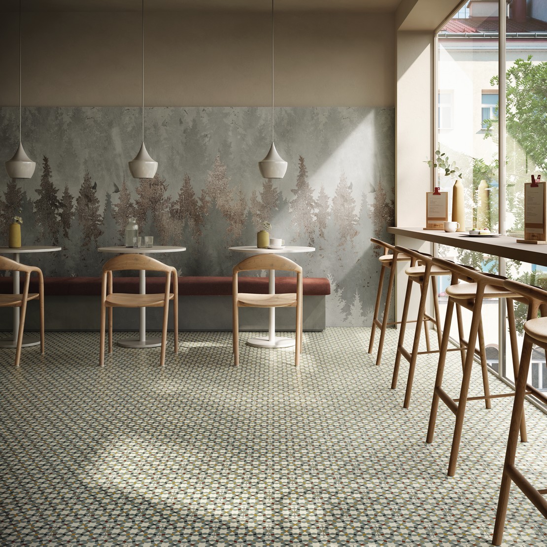 Moderne Cafe mit farbigen Fliesen am Boden und Tapete am Wand  - Inspirationen Iperceramica