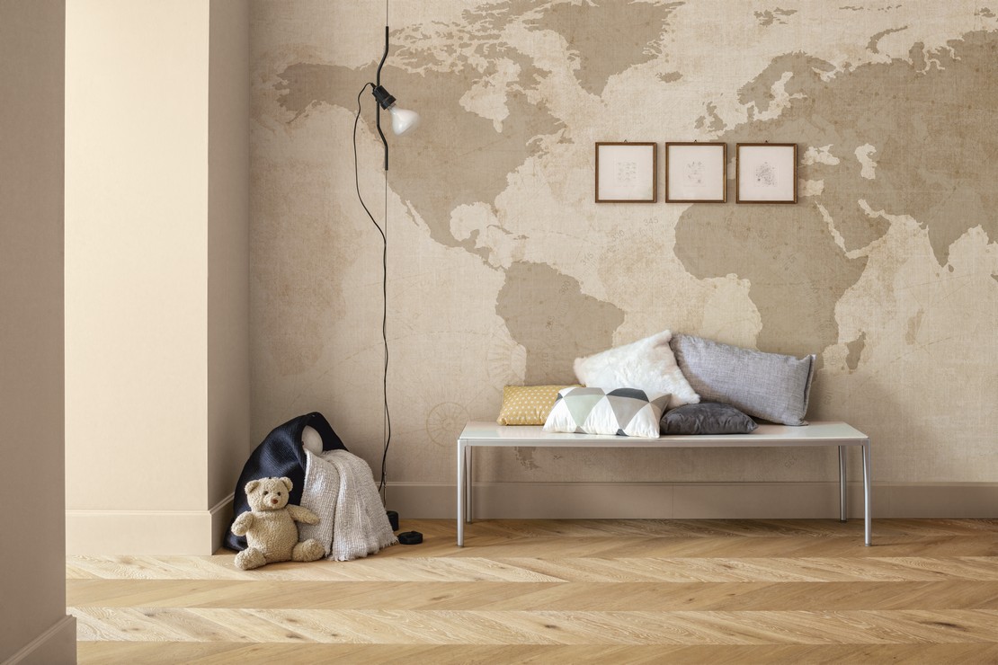 Klassische Eingangshalle mit Holzoptik Boden und Tapete  - Inspirationen Iperceramica