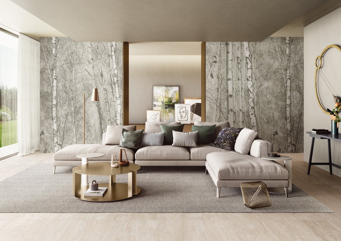 Séjour moderne dans des tons de beige avec sol effet travertin et papier peint  - Inspirations Iperceramica