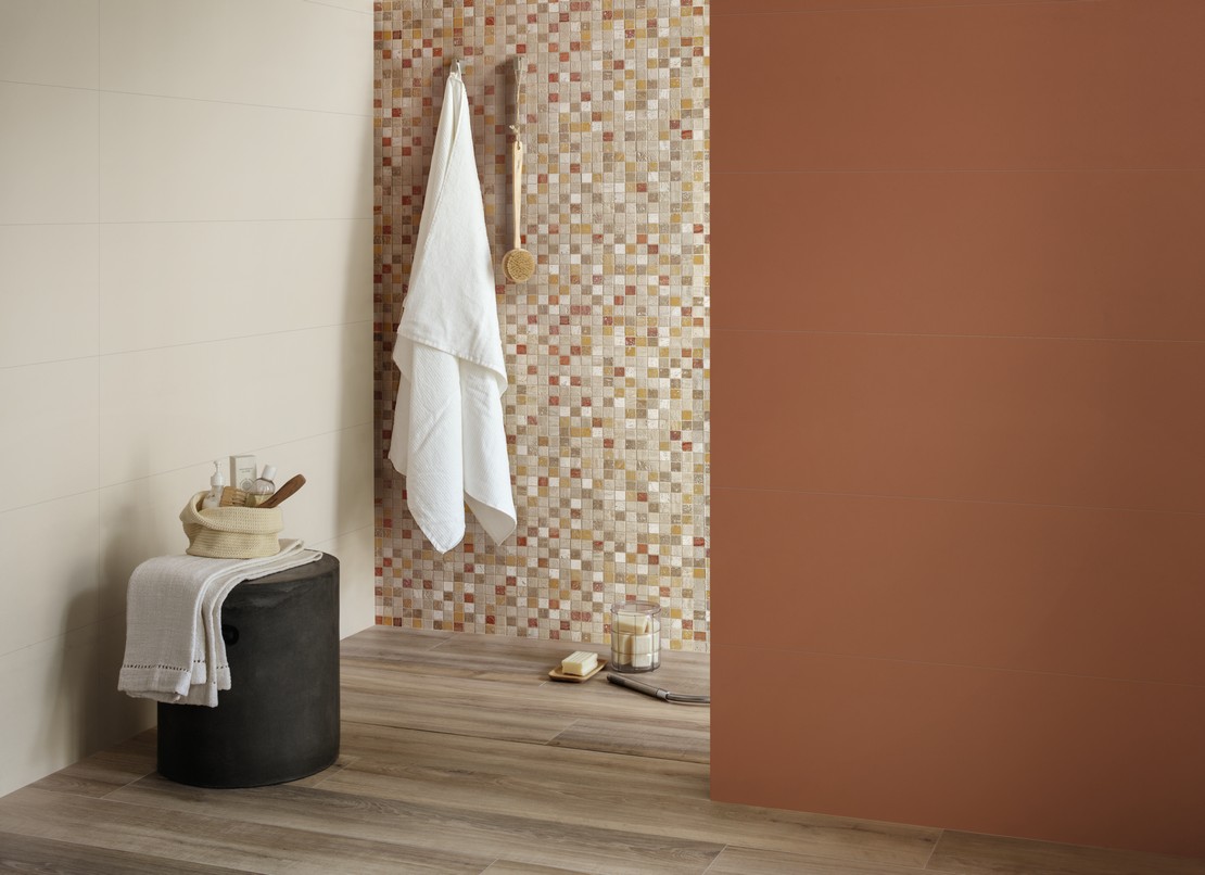 Bagno classico con doccia in mosaico effetto pietra, pavimento effetto legno - Ambienti Iperceramica