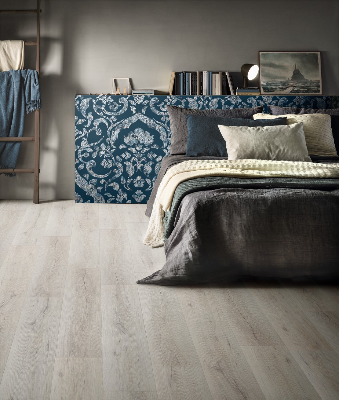 Camera da letto shabby colorata con pavimento effetto legno - Ambienti Iperceramica