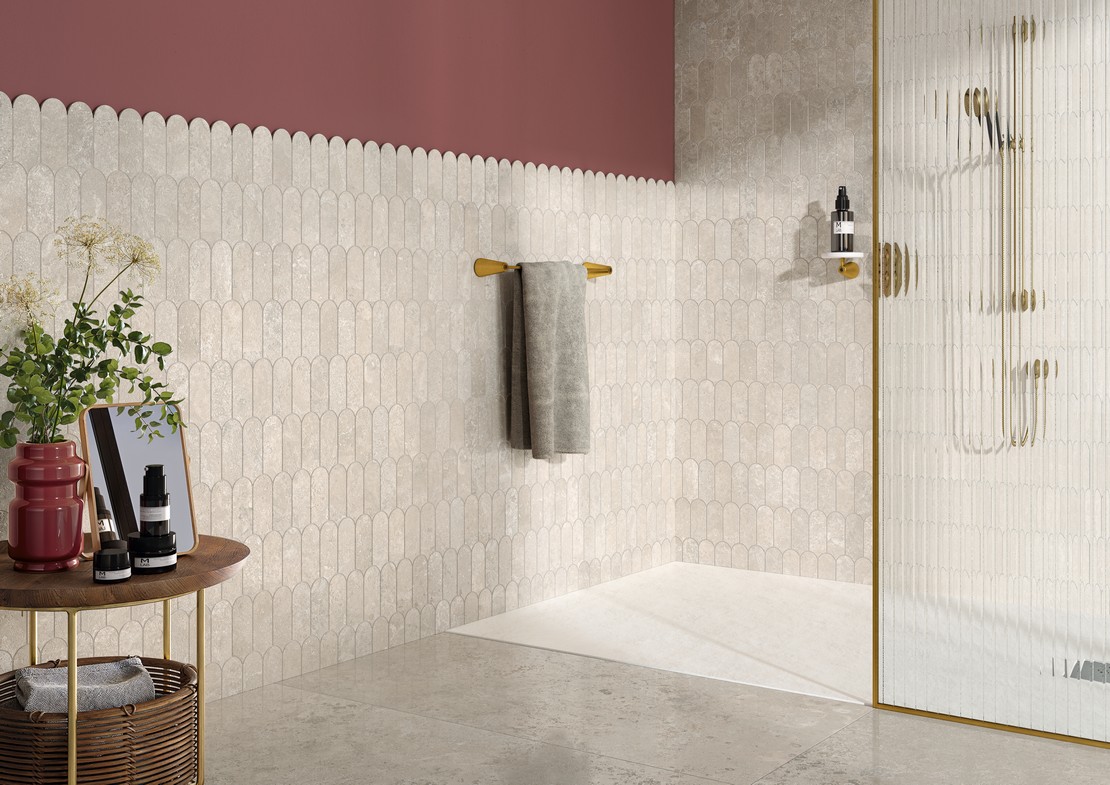 Salle de bains vintage de luxe avec douche et carrelage beige - Inspirations Iperceramica