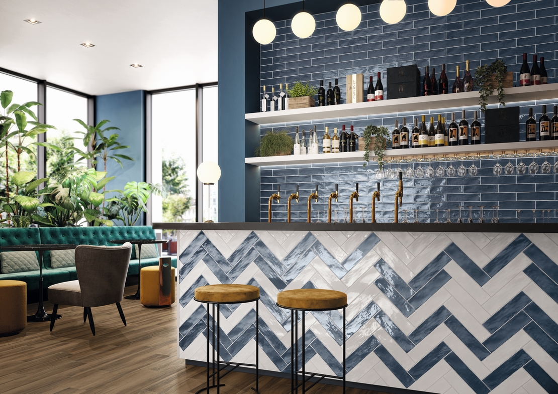 Modernes Restaurant- Cafe: Boden in Holzoptik und glänzende Vintage-Wandverkleidungen in Blau und Weiß - Inspirationen Iperceramica