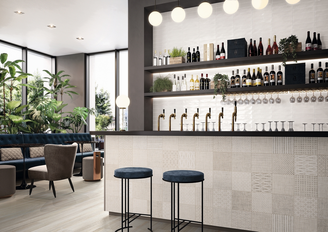 Modernes Cafe-Restaurant: Boden in Holzoptik und glänzende Vintage Wandverkleidung in Weiß - Inspirationen Iperceramica