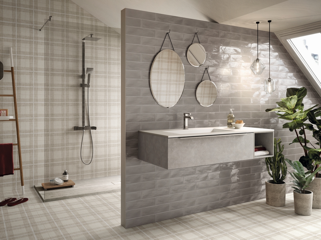 Salle de bains moderne avec douche. Beige et taupe pour une salle de bains au style vintage. - Inspirations Iperceramica