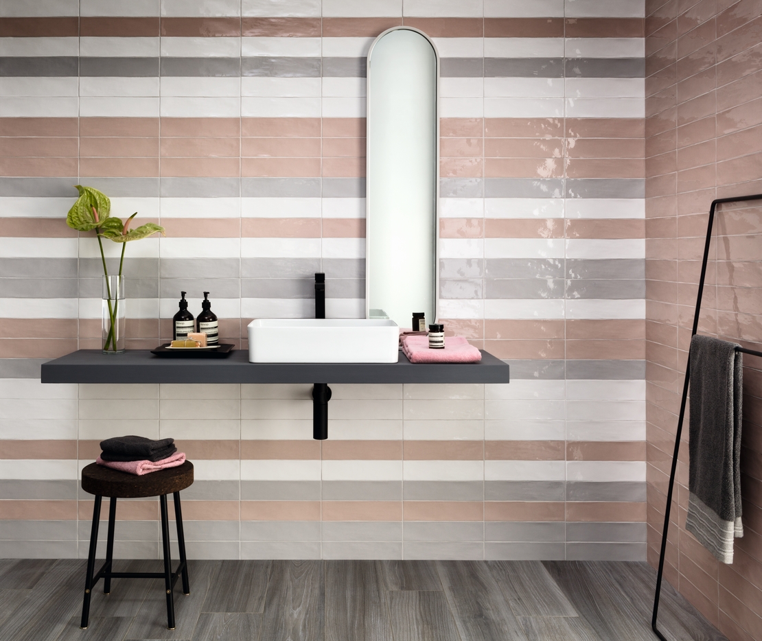 Bagno moderno colorato. Effetto legno grigio e toni del rosa per un bagno minimalista - Ambienti Iperceramica