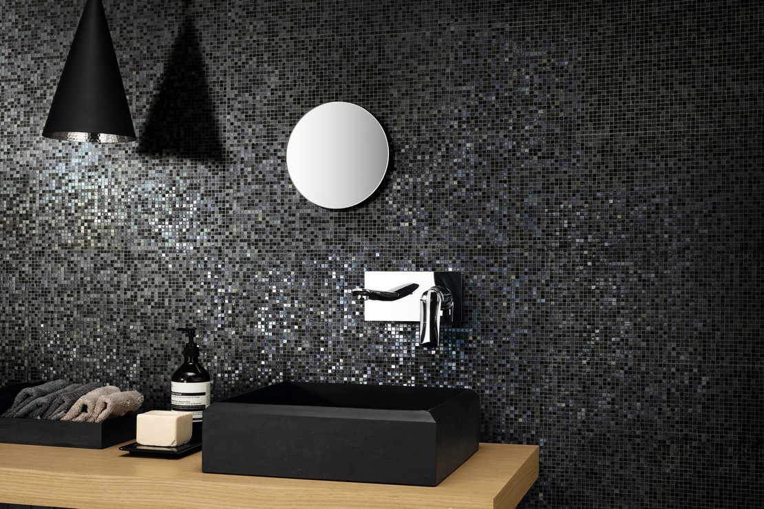 Bagno moderno di lusso con rivestimento in mosaico nero - Ambienti Iperceramica