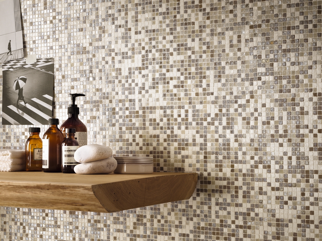 Bagno classico e di lusso: mosaico nei toni di bianco e beige per un tocco vintage - Ambienti Iperceramica